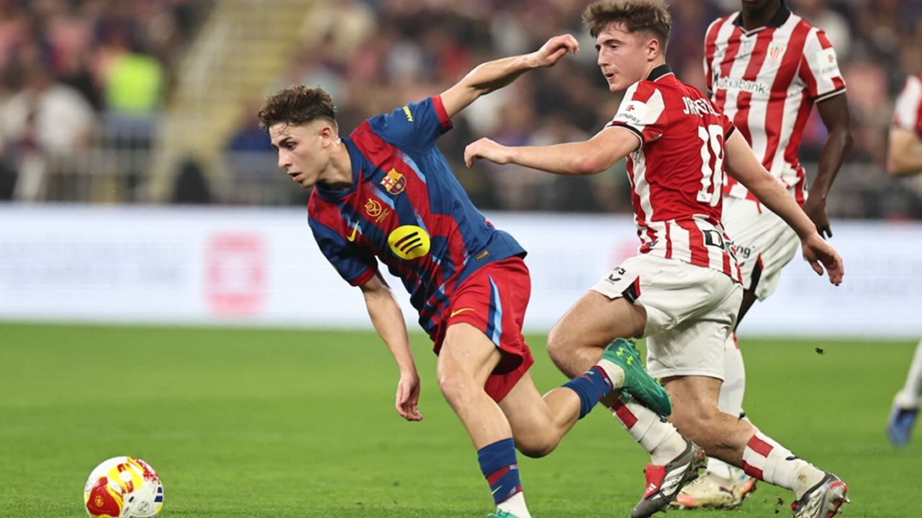 Fermín López breaking through Athletic Club's defense during the Super Cup match in Jeddah