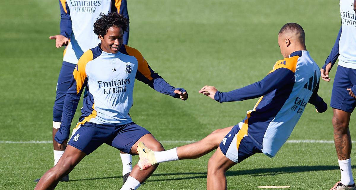 Endrick in a duel with an opponent, showing the intense competition in Real Madrid’s attack.