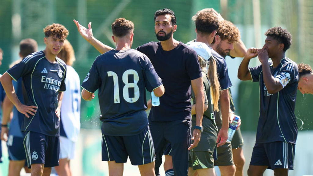 Álvaro Arbeloa speaking to young Real Madrid players during training, giving tactical instructions and guidance.
