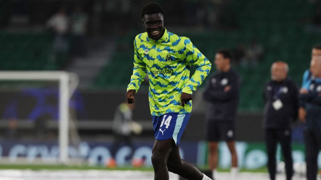 Robinio Vaz training with focus and determination, practicing techniques on the pitch