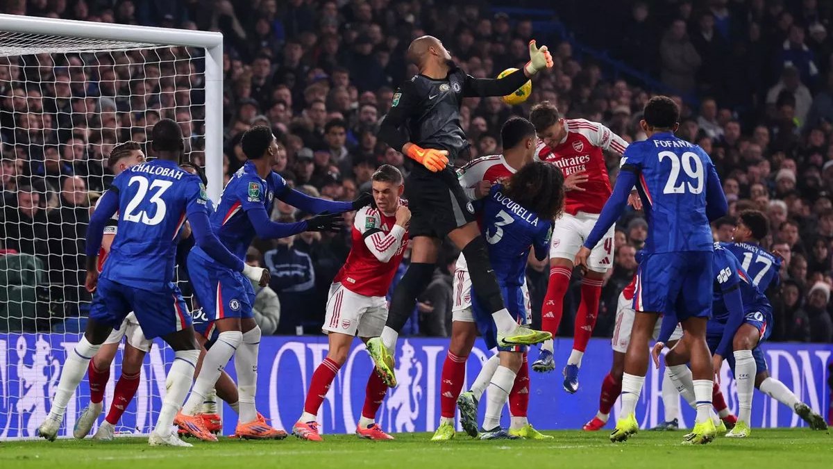 Arsenal players celebrate during the Carabao Cup semifinal first leg away at Chelsea