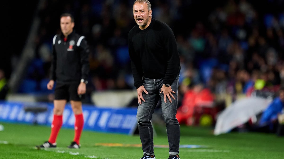 Hansi Flick gestures from the touchline during Real Sociedad vs Barcelona