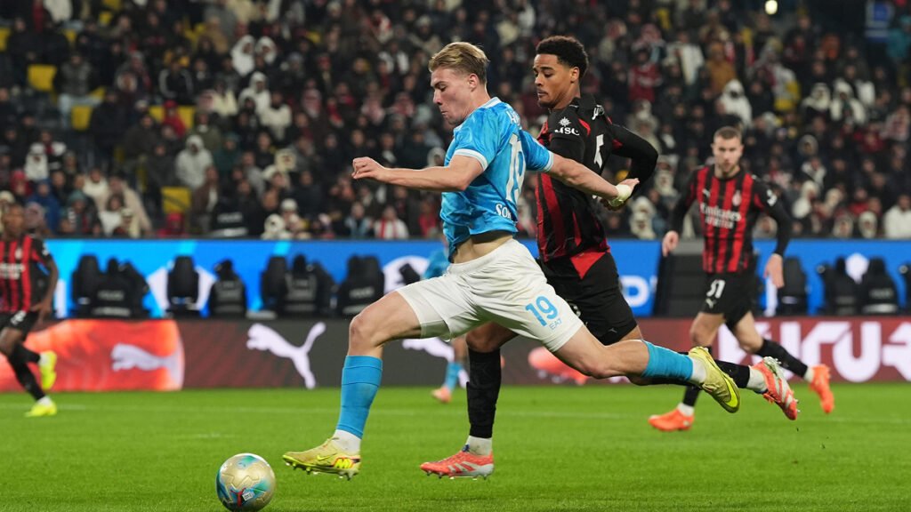 Hojlund controls the ball during Napoli match under close defensive pressure