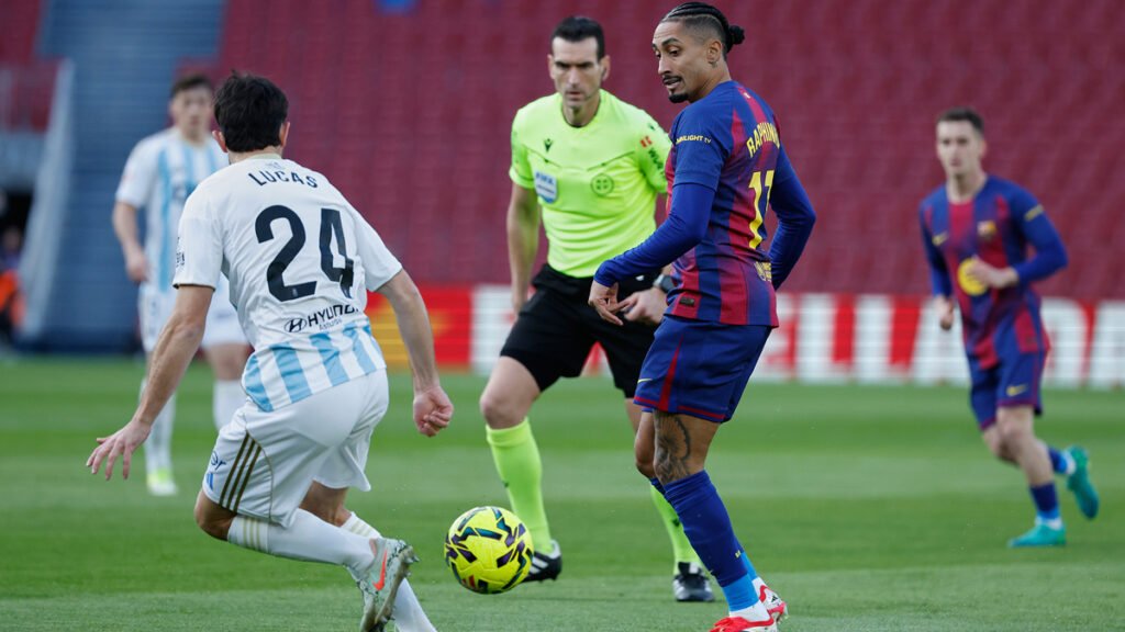 Barcelona players press high as Oviedo try to play out