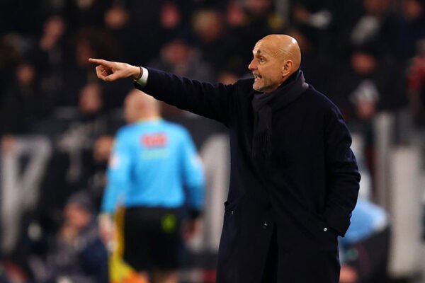 Luciano Spalletti gestures on Juventus touchline during a Serie A match