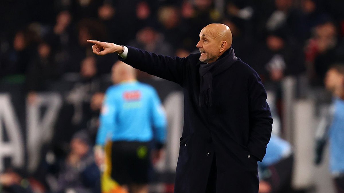 Luciano Spalletti gestures on Juventus touchline during a Serie A match