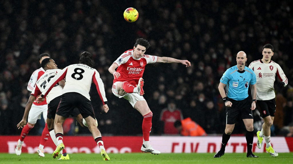 Crowded penalty area during the closing moments of Arsenal vs Liverpool