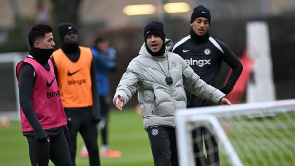Chelsea manager Liam Rosenior guiding Enzo Fernández and João Pedro during training session