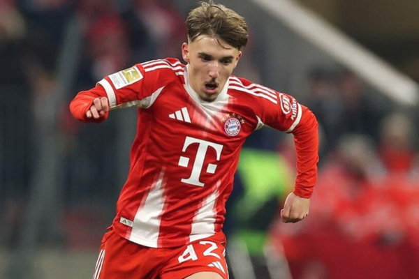 Lennart Karl sprinting with the ball during a Bayern Munich match, focused on creating a scoring opportunity.