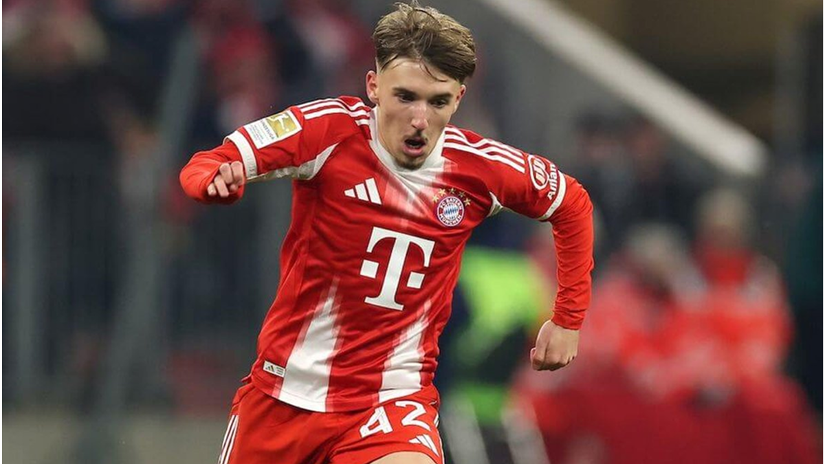 Lennart Karl sprinting with the ball during a Bayern Munich match, focused on creating a scoring opportunity.