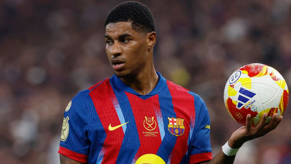 Marcus Rashford holds the ball with a focused expression during Barcelona’s Supercopa match