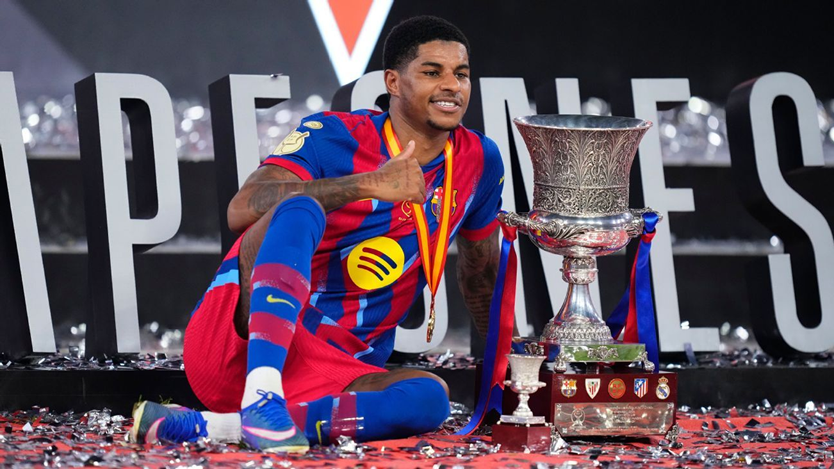 Marcus Rashford celebrates Barcelona’s Spanish Supercopa victory with the trophy