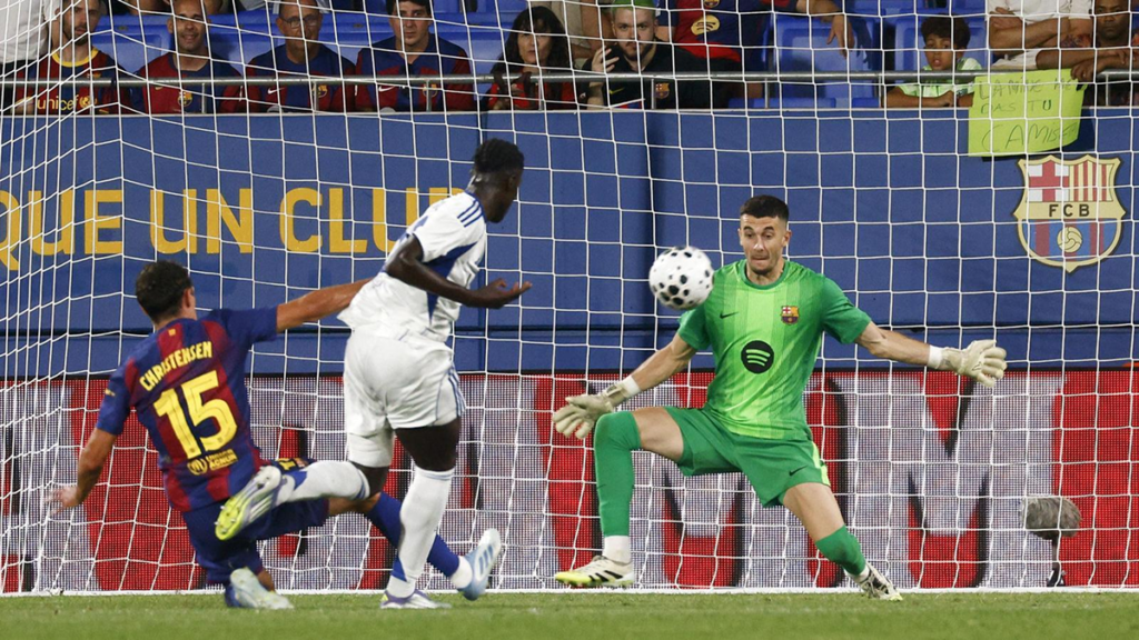 Joan García in action for Barcelona, reflecting his growing role as the club’s first-choice goalkeeper