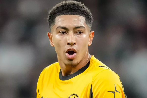 Jobe Bellingham in action for Borussia Dortmund during a Bundesliga match