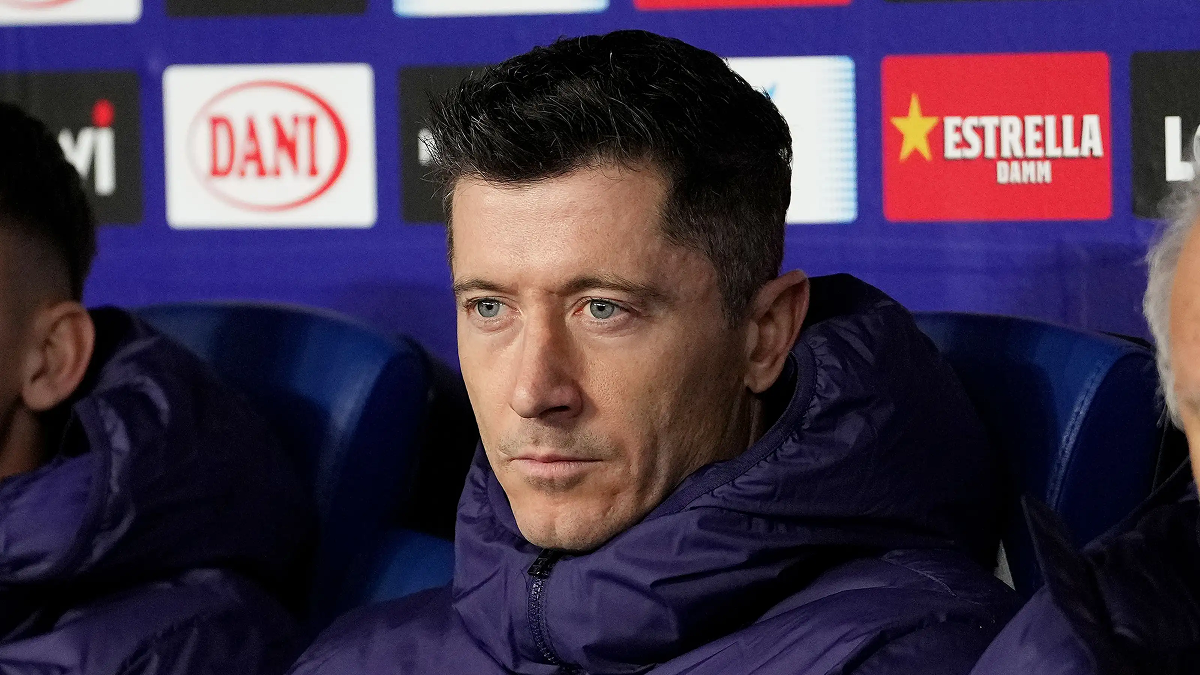 Robert Lewandowski sitting on Barcelona's bench during the Super Cup match against Athletic