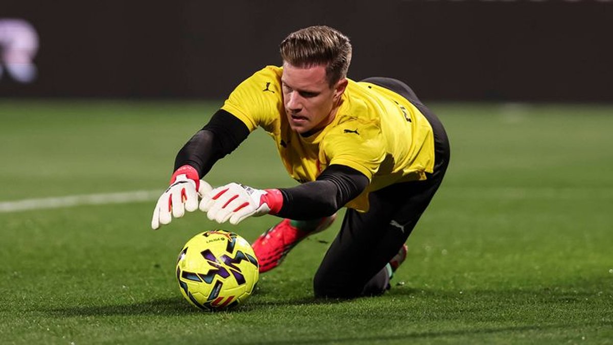 Ter Stegen warms up in Girona kit before a league match