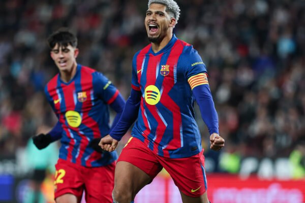 Ronald Araújo celebrates after scoring as Barcelona teammates approach