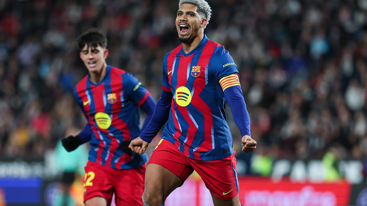 Ronald Araújo celebrates after scoring as Barcelona teammates approach