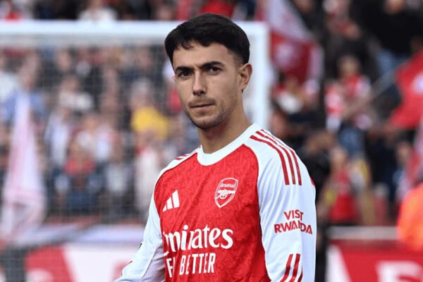 Zubimendi wears Arsenal kit during a Premier League match