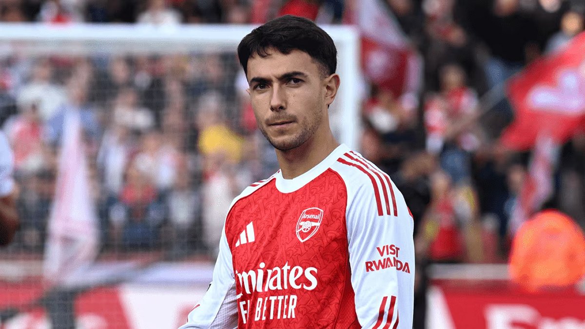 Zubimendi wears Arsenal kit during a Premier League match