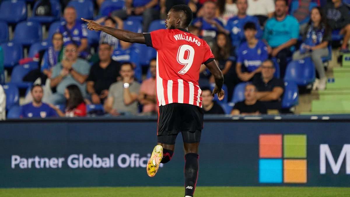 Iñaki Williams in Athletic Club kit during a match.