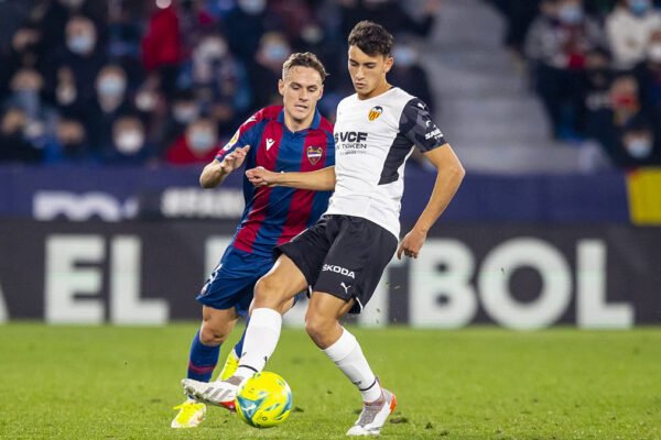 Rubén Iranzo in action for Valencia during a match.