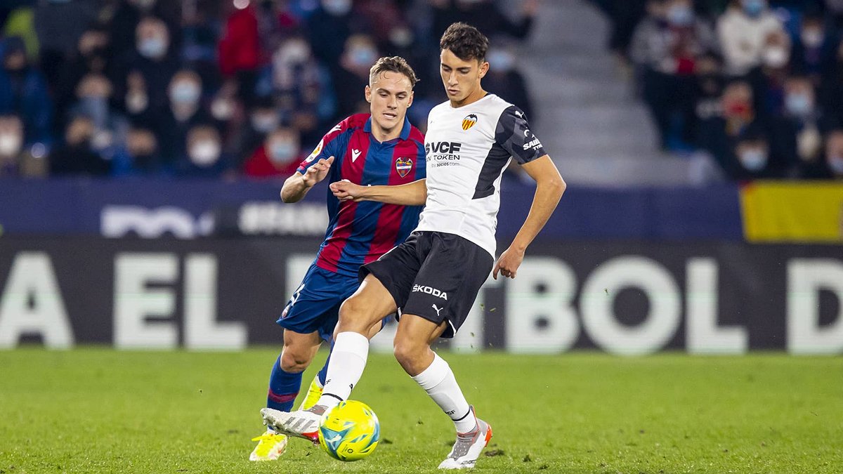 Rubén Iranzo in action for Valencia during a match.