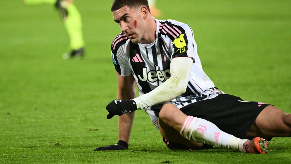 Dušan Vlahović in action for Juventus during a league match.