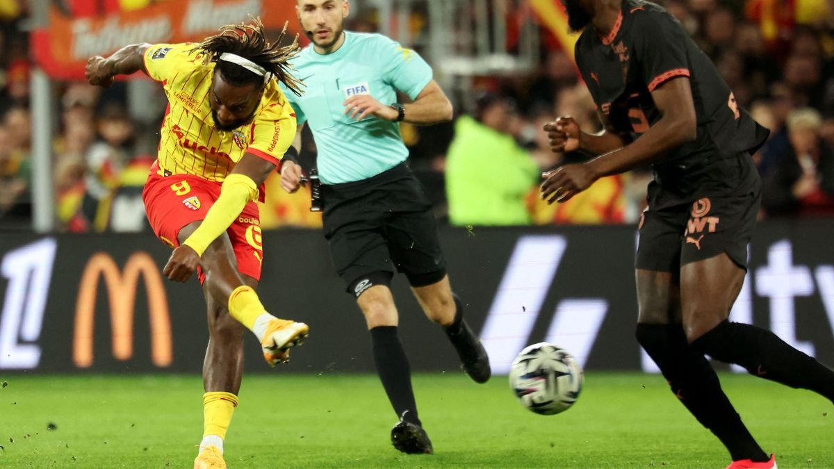 Allan Saint-Maximin scores Lens’ third goal against Rennes at Stade Bollaert-Delelis.